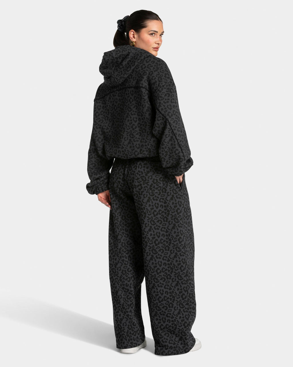 Contrastline Hooded Sweater "Leo Schwarz"