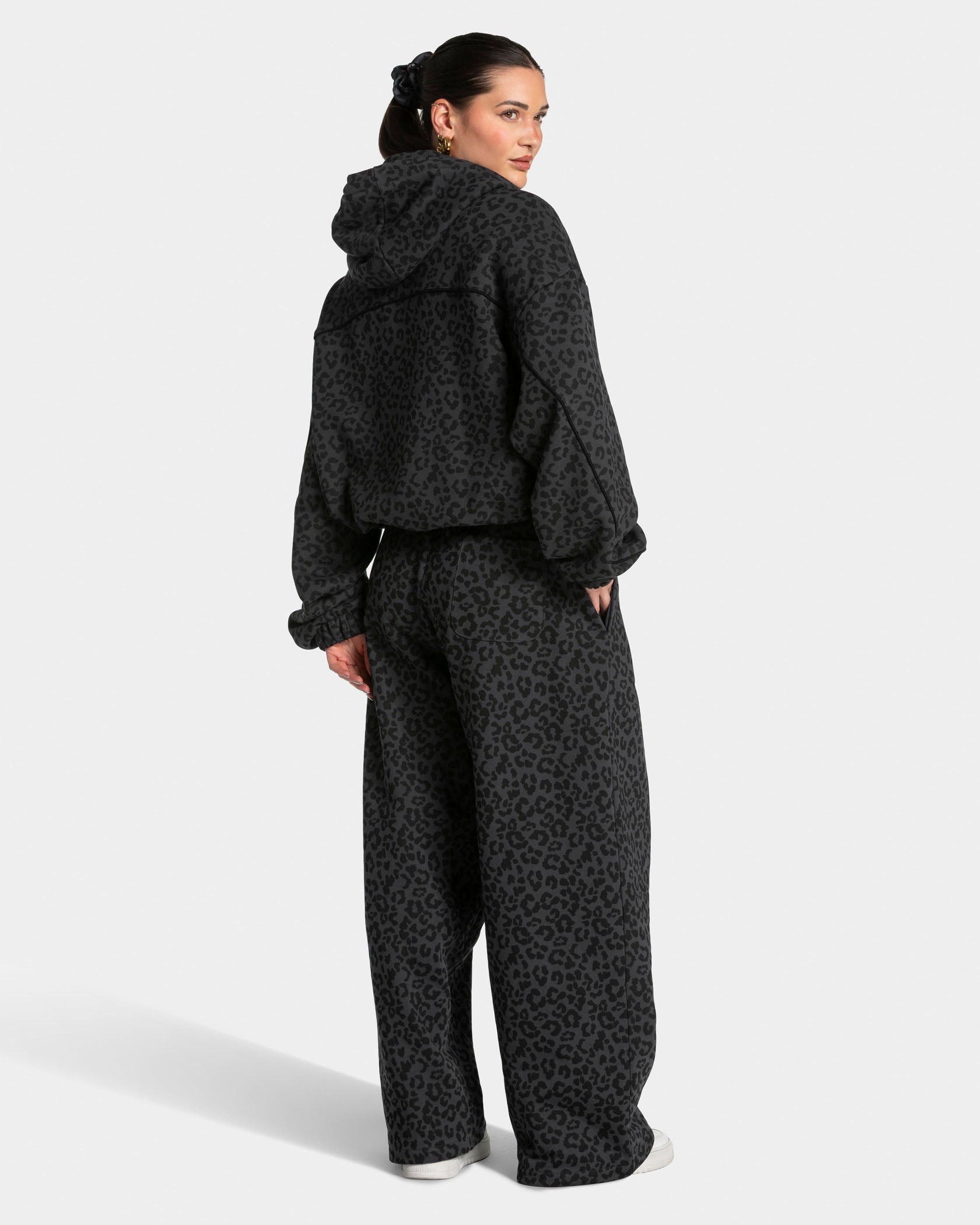 Contrastline Hooded Sweater "Leo Schwarz"