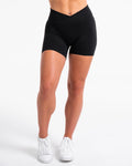 Fearless V-Shape Covert Scrunch Shorts "Schwarz"