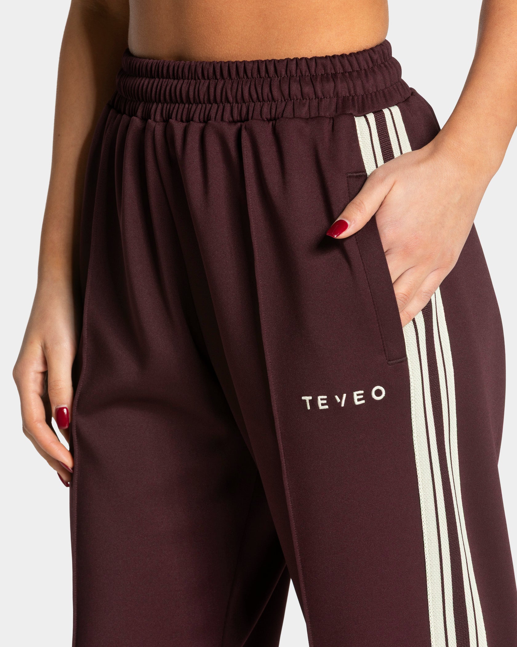 Club Straight Leg Jogger "Merlot"