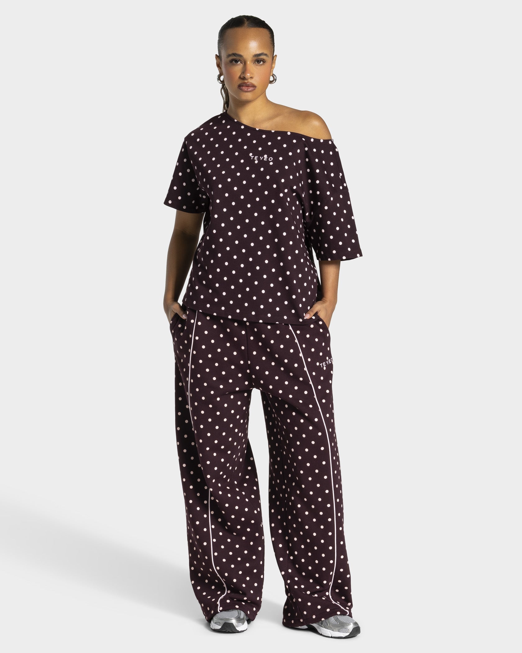 Contrastline Off-Shoulder T-Shirt "Polkadot Merlot"