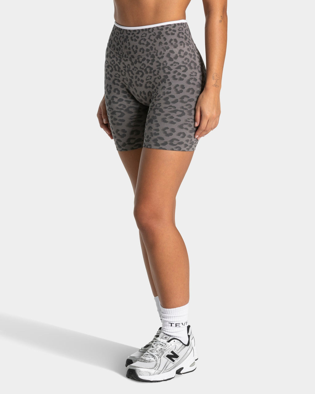Contrastline Sculpt Scrunch Shorts "Leo Graphit"