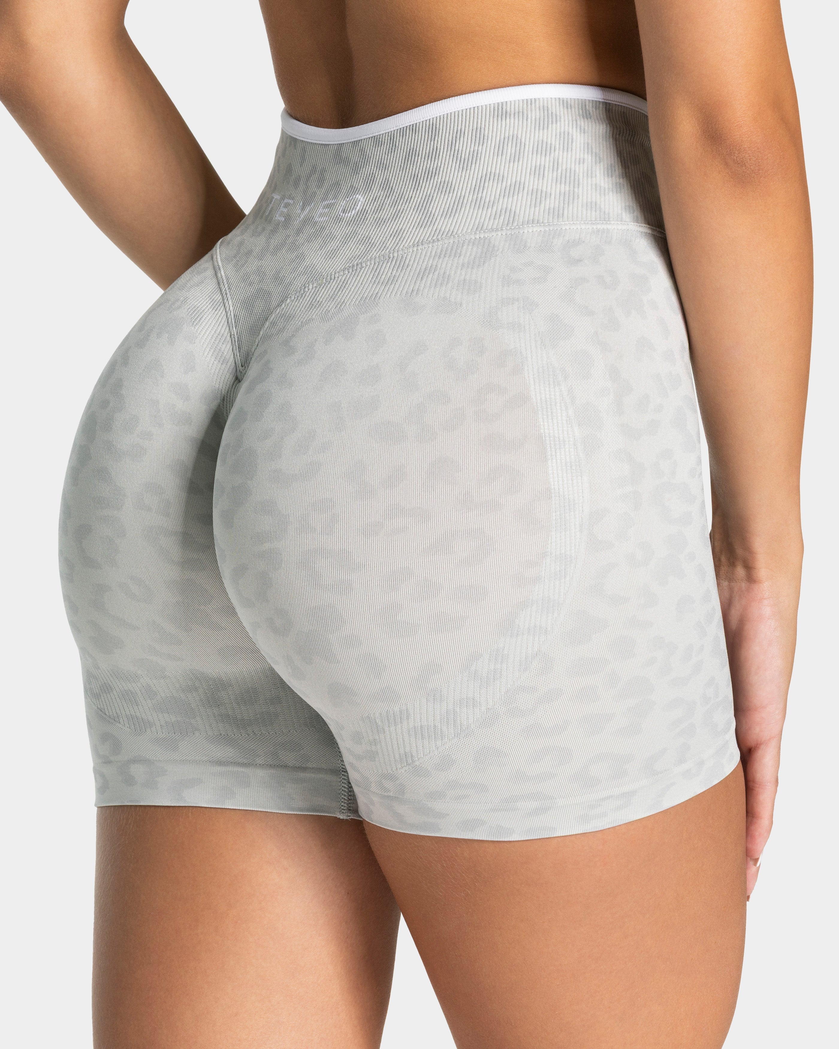 Contrastline Sculpt Scrunch Shorts "Leo Hellgrau"