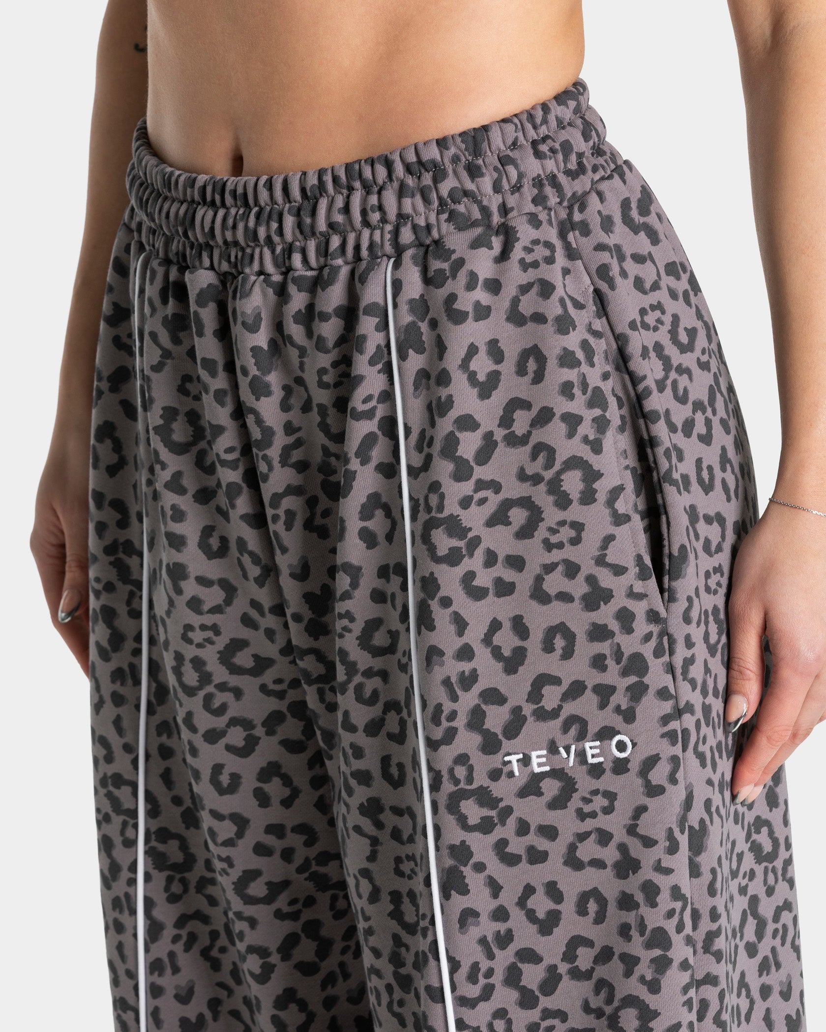 Contrastline Wide Leg Jogger "Leo Graphit"