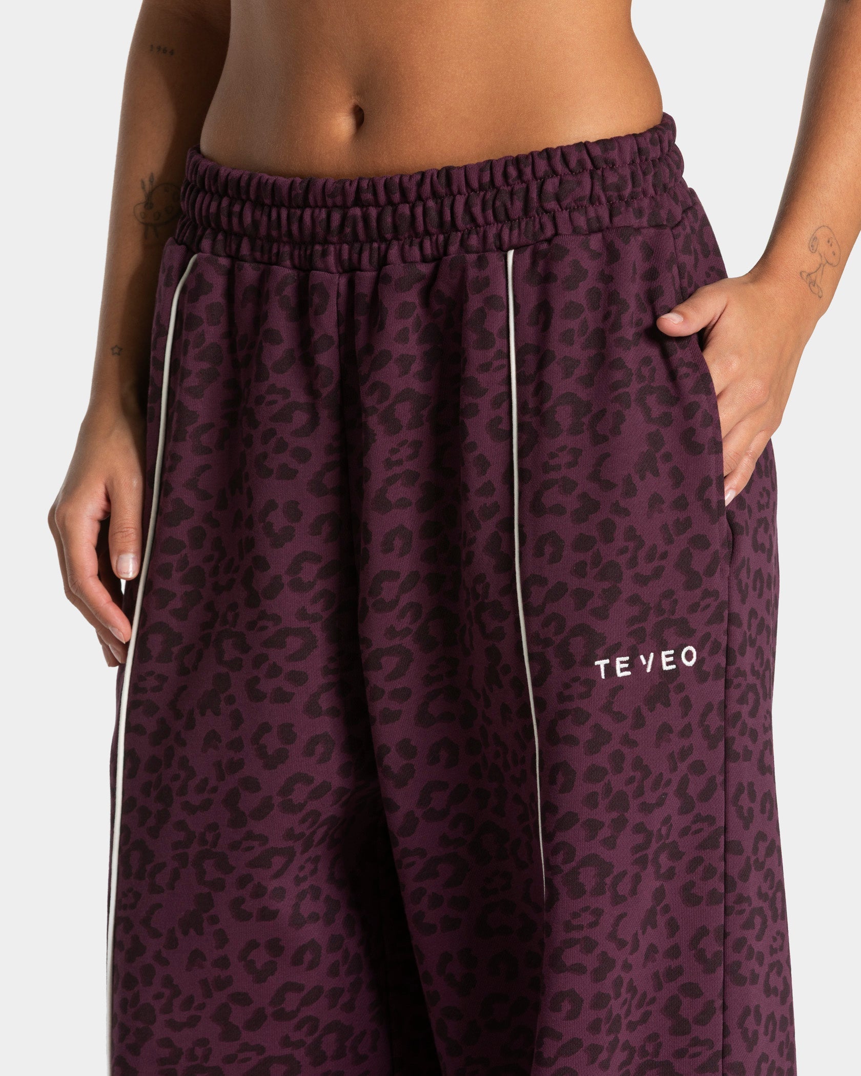 Contrastline Wide Leg Jogger "Leo Merlot"