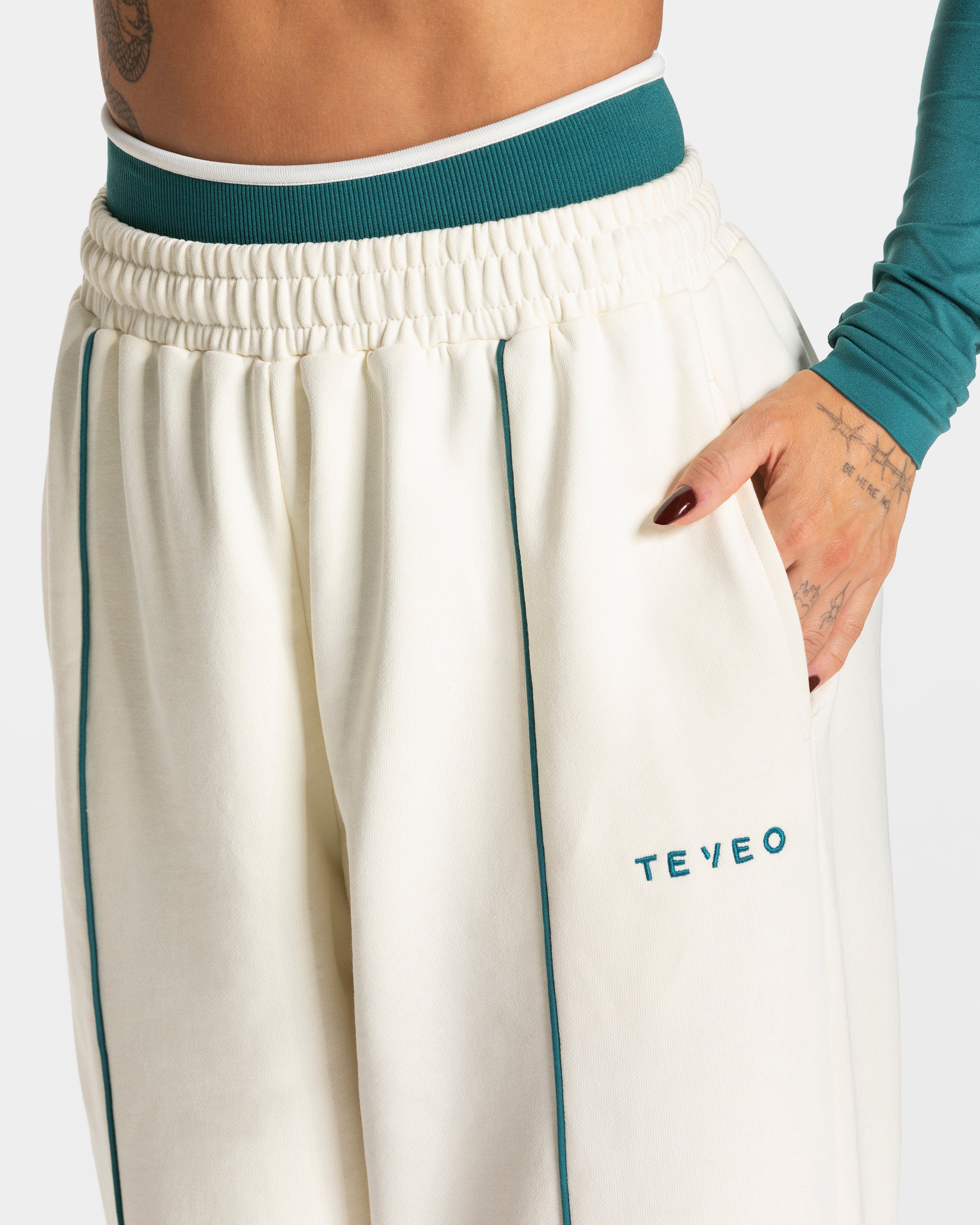 Contrastline Wide Leg Jogger "Off White"