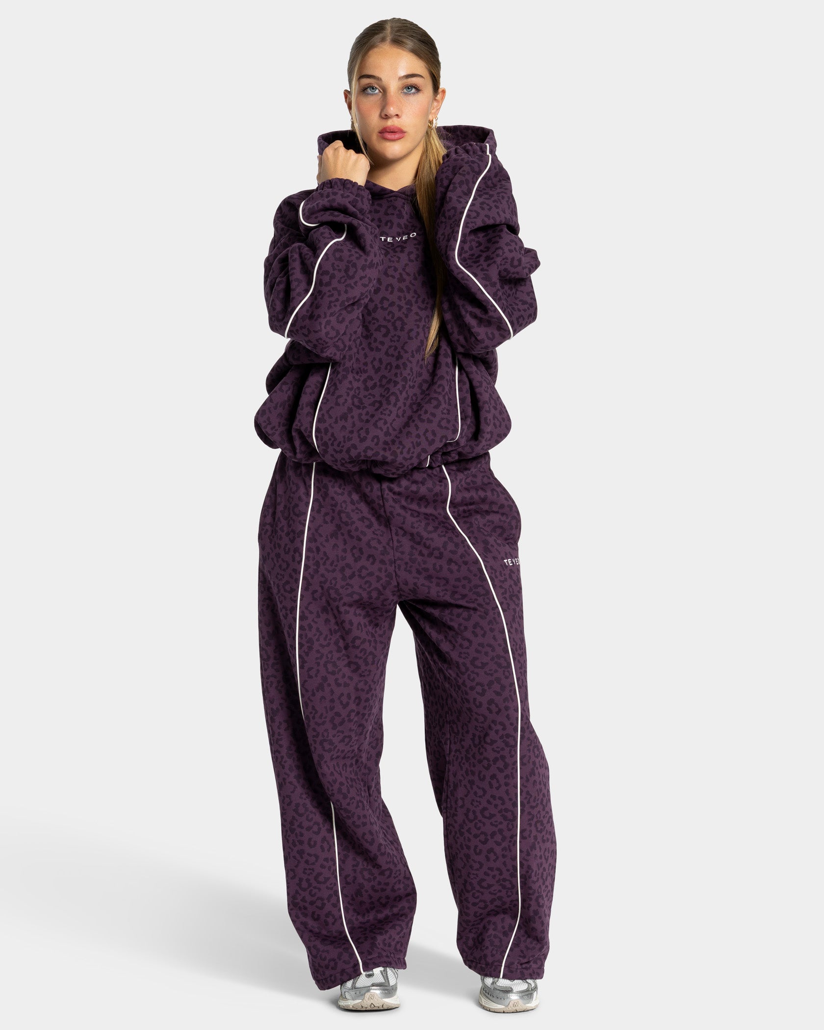 Contrastline Wide Leg Jogger "Leo Blackberry"