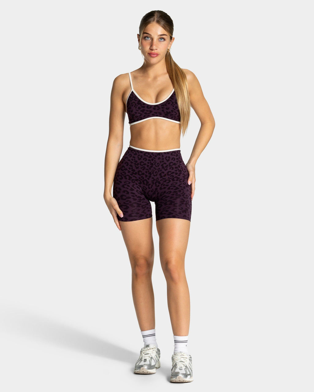 Contrastline Shorts "Leo Blackberry"