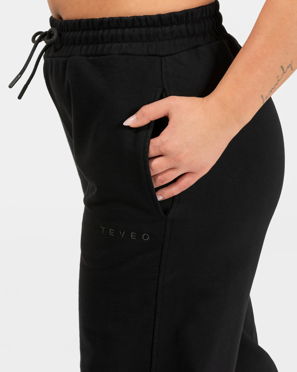 RI’VAIV Straight Leg Jogger "Schwarz"